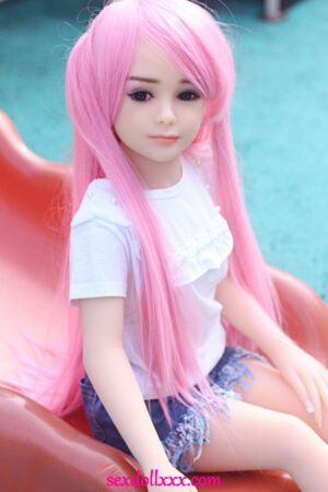 Petite poupée sexuelle japonaise