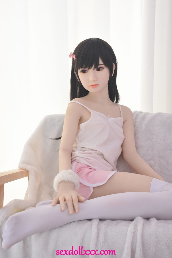 girl-with-sex-doll-x615