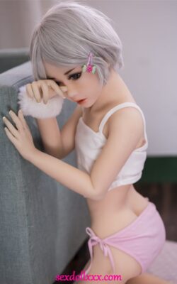 Prawdziwa dąsająca się młoda nastolatka seks lalka - Dione