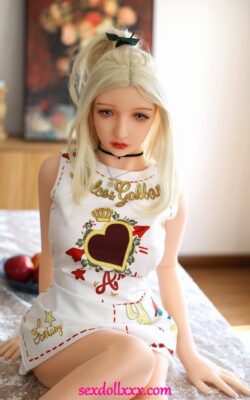 Piękny makijaż Młoda stylowa lalka erotyczna - Serafina