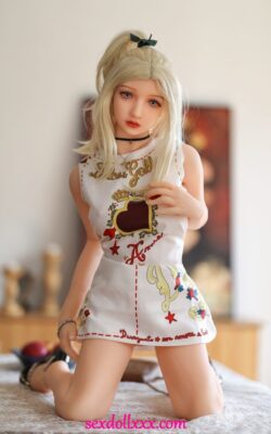 Bellissimo trucco Giovane bambola del sesso alla moda - Serafina