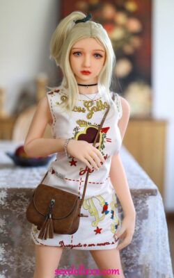 Красивый макияж молодой стильной секс-куклы - Serafina