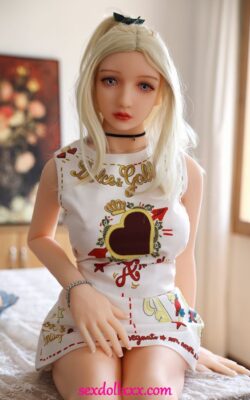 Piękny makijaż Młoda stylowa lalka erotyczna - Serafina
