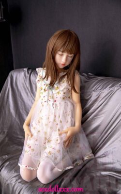 Azjatycka lalka nastolatka z płaską klatką piersiową - Lakeshia