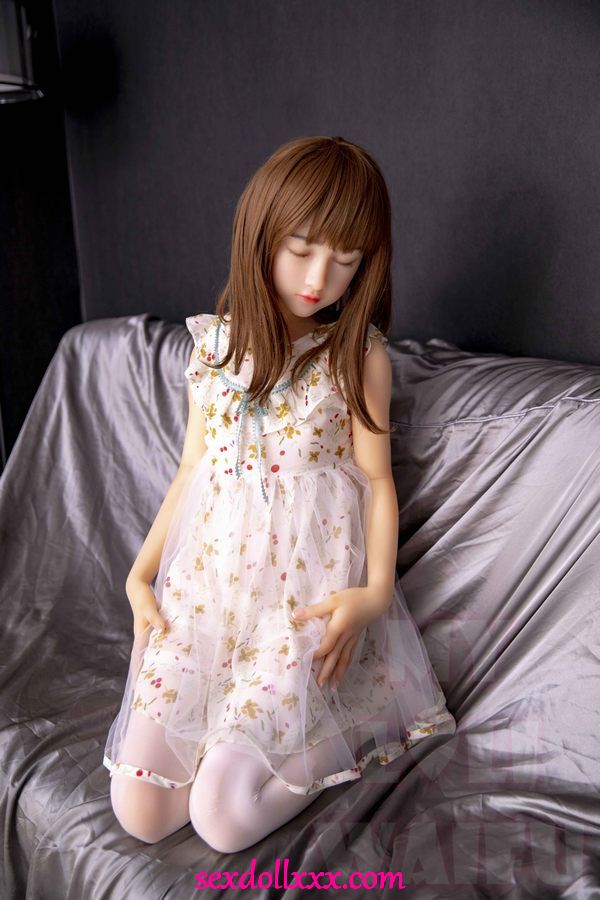 Azjatycka lalka nastolatka z płaską klatką piersiową - Lakeshia