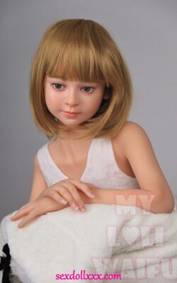 Mladé sexy panenky s krátkými vlasy - Chung