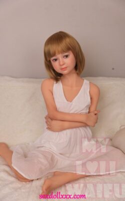 Giovani bambole del sesso caldo con i capelli corti - Chung
