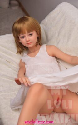 Mladé sexy panenky s krátkými vlasy - Chung