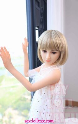 Naturalnej wielkości blond lalka z płaską klatką piersiową - Sarina