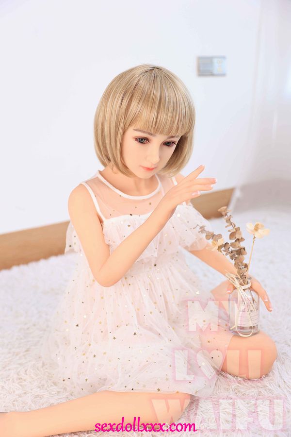 Секс-кукла блондинки с плоской грудью в натуральную величину - Sarina