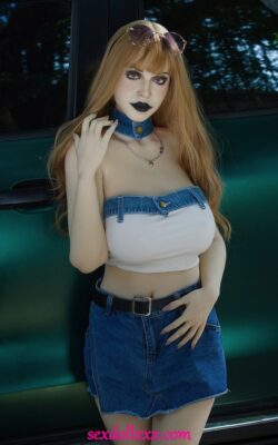Секс-кукла с западным макияжем и белой кожей - Johnie