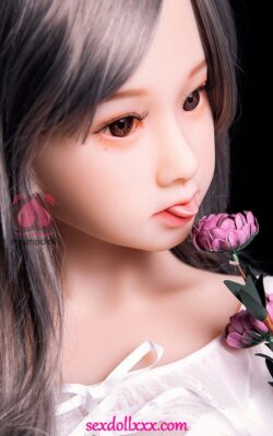 Urocza lalka erotyczna z bardzo małymi piersiami - Linnie