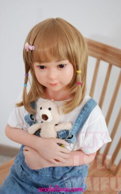 Młoda dziewczyna realistyczna lalka miłosna - Demetra