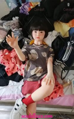 Fille utilisant une poupée sexuelle masculine en TPE - Angus