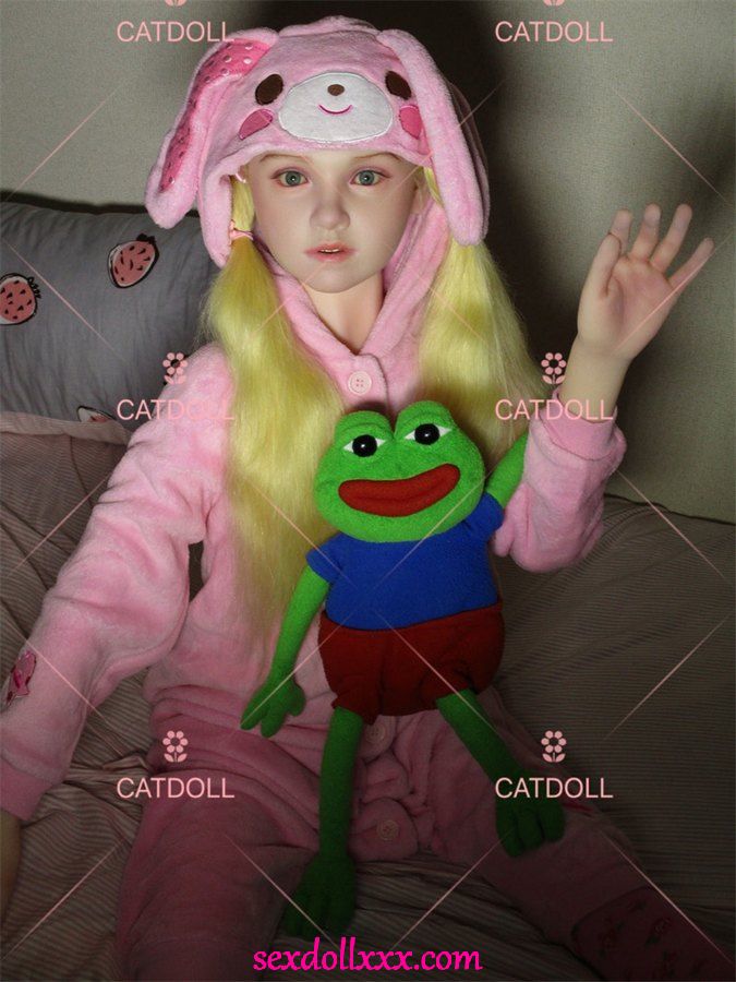 doll-goes-viral-gvb5s8