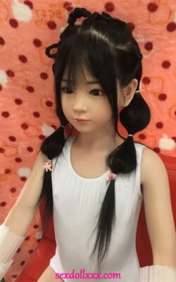 Sesso con una mini bambola dell'amore in silicone pieno - Cissy