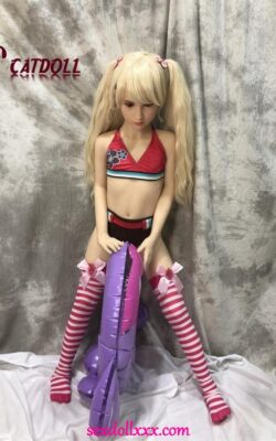 Дочь популярной порнозвезды, секс-кукла - Герти