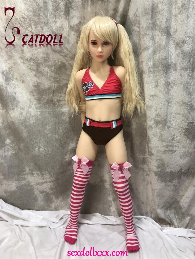 sex-doll-showtime-k8j7c5
