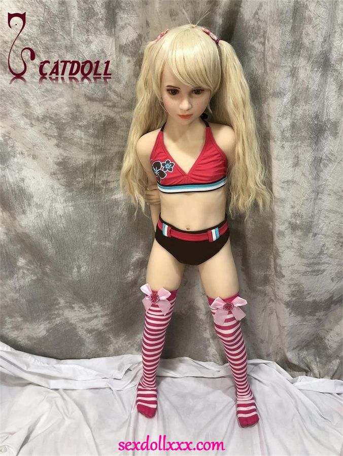 sex-doll-showtime-k8j7c6