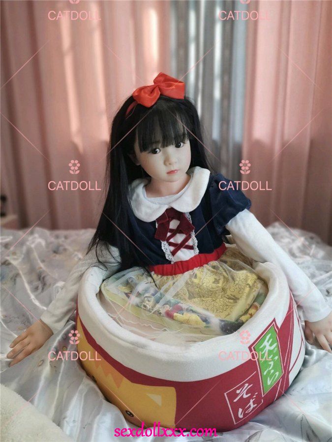 small-hand-sex-doll-k9tix5