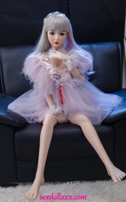 Yumi TPE follando con la muñeca sexual Nagamine - Gladis
