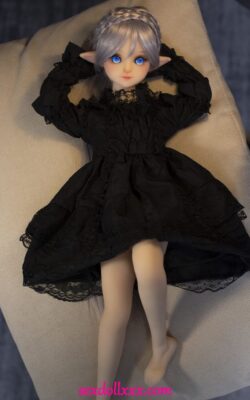 Scopata con una bambola sexy in TPE dalle tette enormi - Ellynn