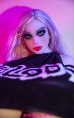 Muñeca sexual con esqueleto de metal y vagina rasgada - Kippie