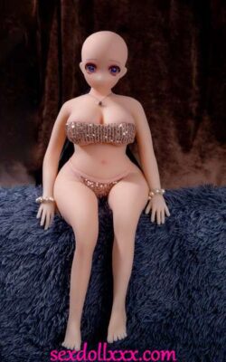 Симпатичная секс-кукла делает минет с фиксированными головами - Fionna