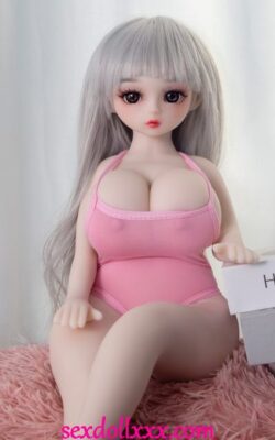 TPE chaud ayant des relations sexuelles avec une poupée - Felita
