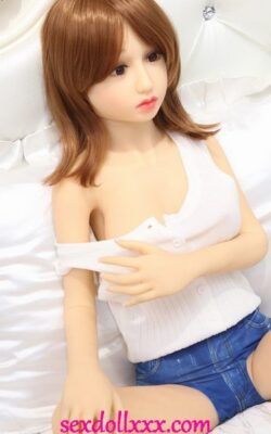 Японская женщина трахает любовную секс-куклу - Джилли