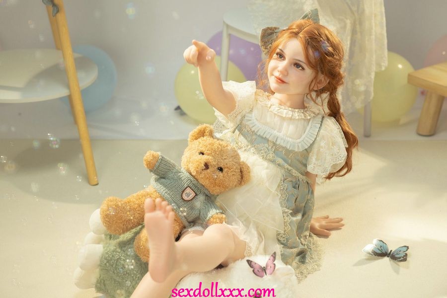 girl-use-sex-doll-gOq78j15