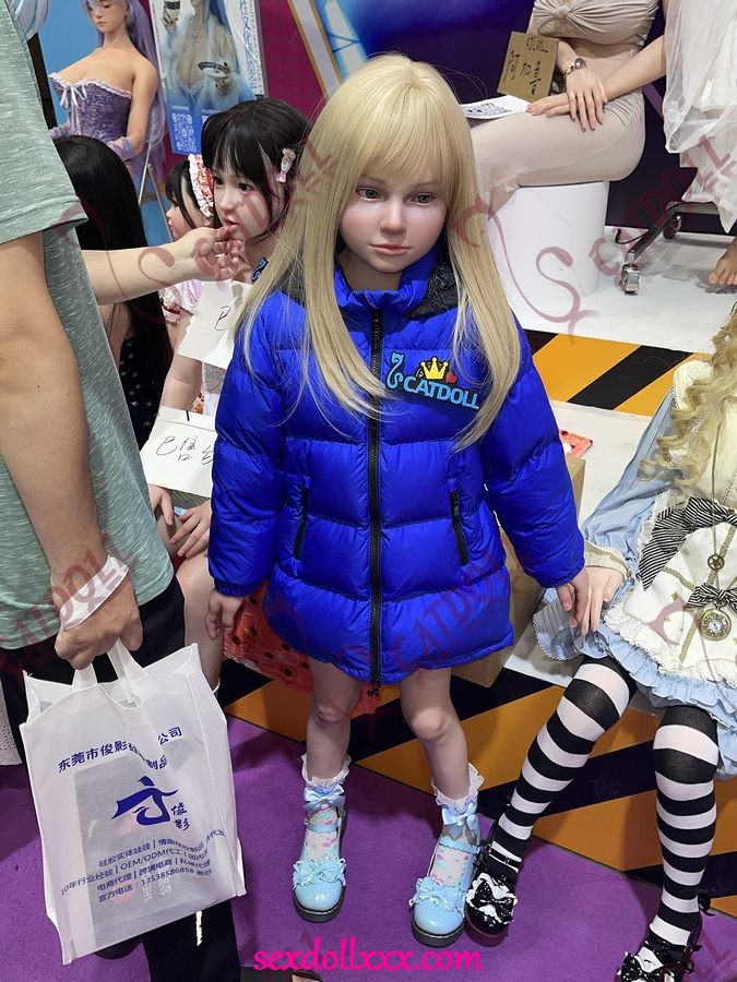 sex-doll-foot-job-lLg42r11