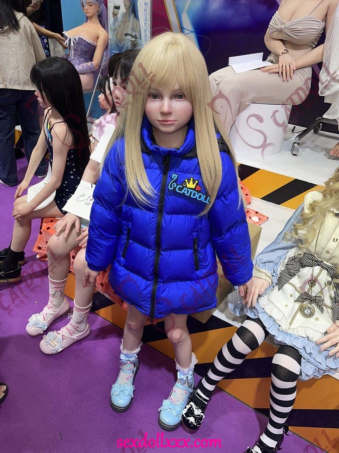 sex-doll-foot-job-lLg42r2