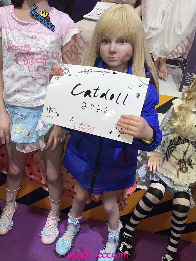 sex-doll-foot-job-lLg42r7